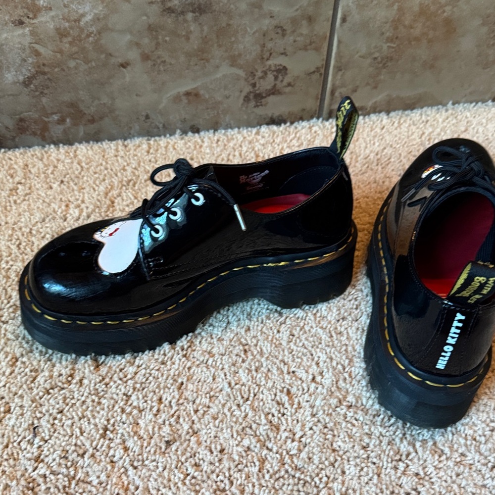 Dr. Martens 1461 WOMEN'S HELLO KITTY
PLATFORM PATENT SHOES - Picture 3 of 8